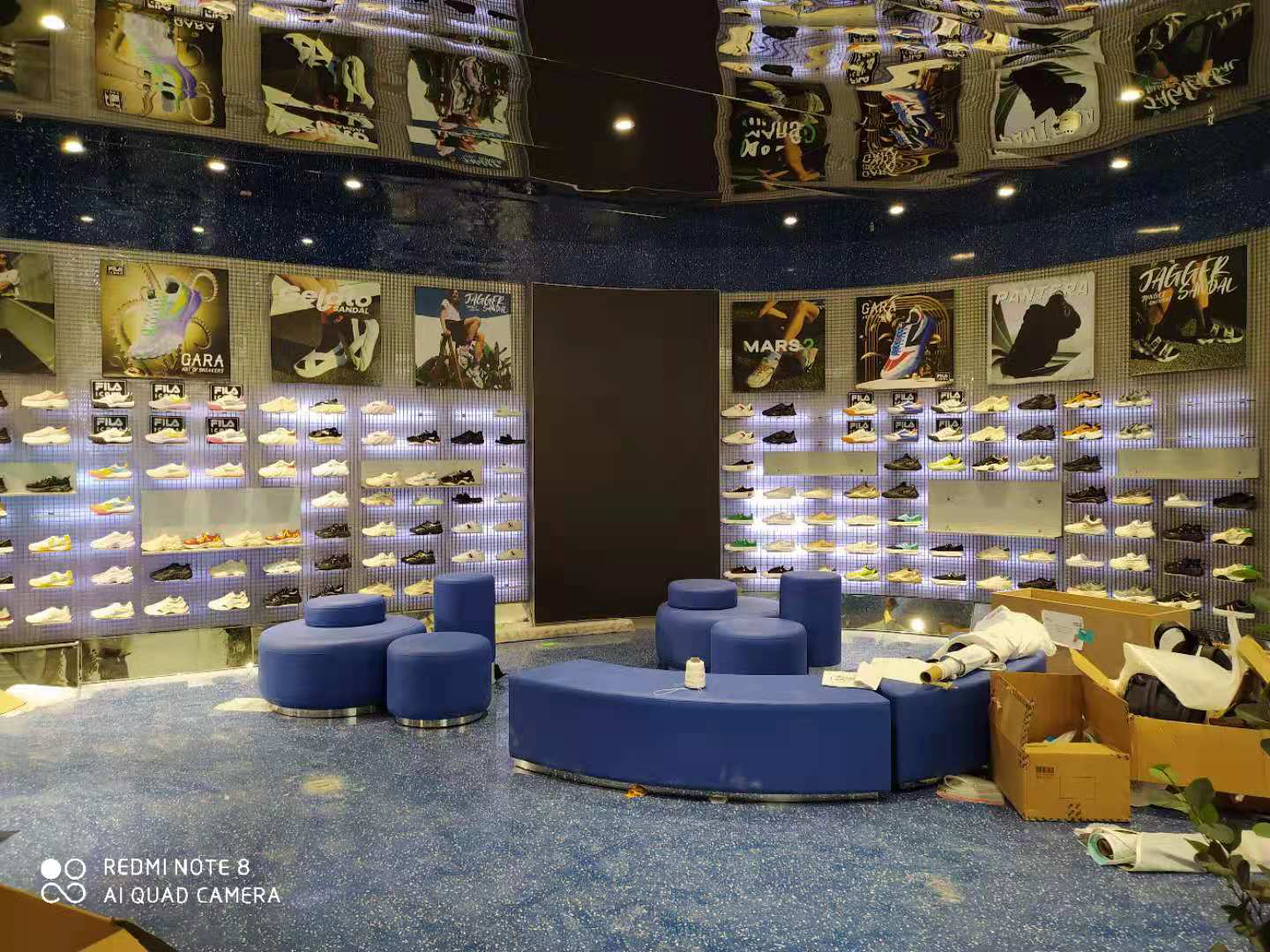 北京APM商場斐樂專賣店網(wǎng)屏